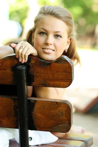 Junge Frau auf Outdoor-Hintergrund — Stockfoto