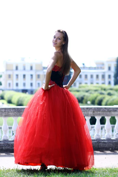 Señora en vestido rojo —  Fotos de Stock