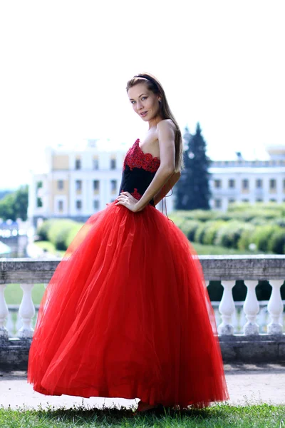 Dame in rode jurk — Stockfoto