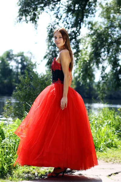 Леді в червоній сукні — стокове фото