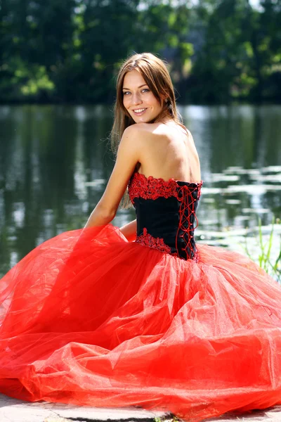 Piros ruhás hölgy — Stock Fotó