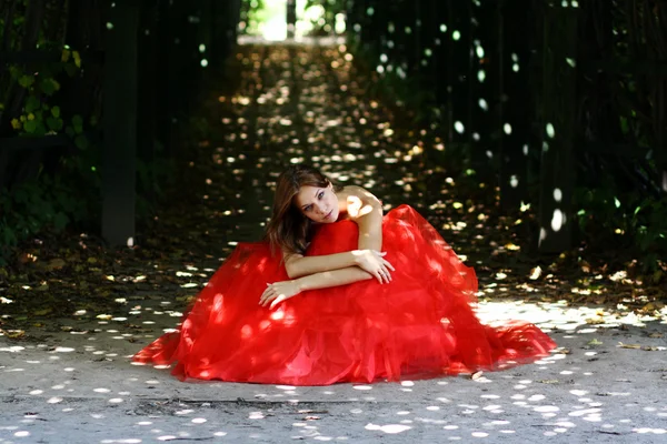 Dame im roten Kleid — Stockfoto