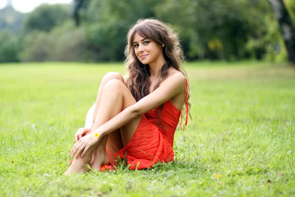 Hermosa joven mujer relajándose en la hierba — Foto de Stock