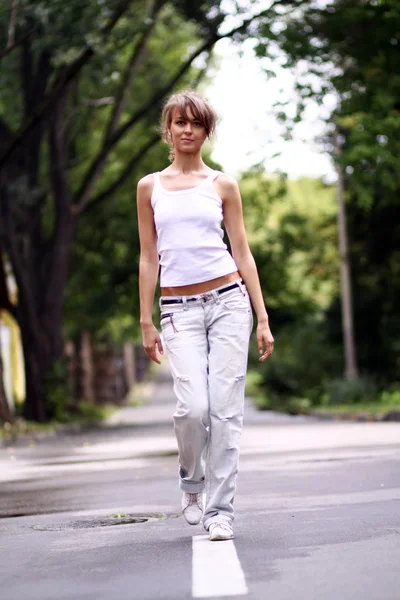 Walking woman in jeans — Stock Photo, Image