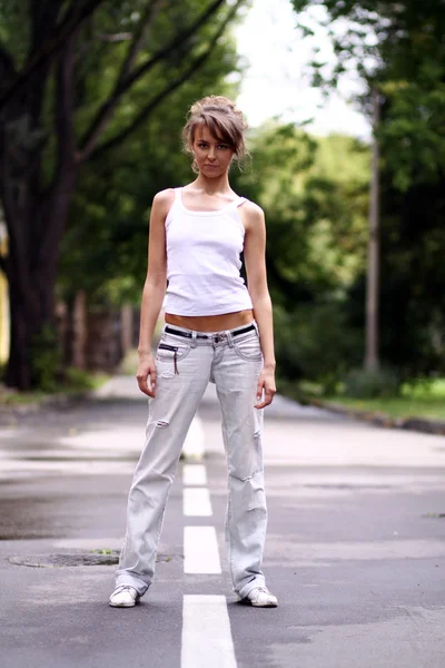 Caminante mujer en jeans — Foto de Stock