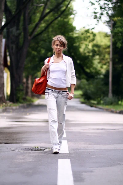 Femme qui marche en jeans — Photo