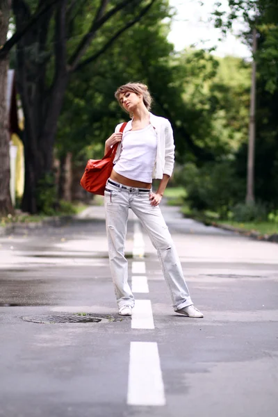Ходячая женщина в джинсах — стоковое фото