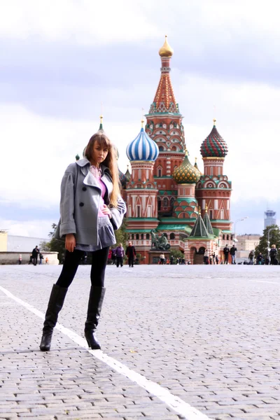 次の赤の広場、モスクワの美しい若い女性 — ストック写真