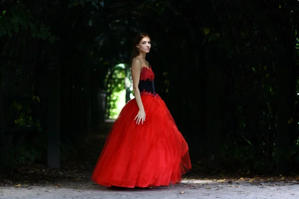 Kırmızı elbiseli Bayan — Stok fotoğraf