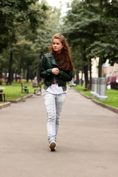Caminante mujer en jeans azules —  Fotos de Stock