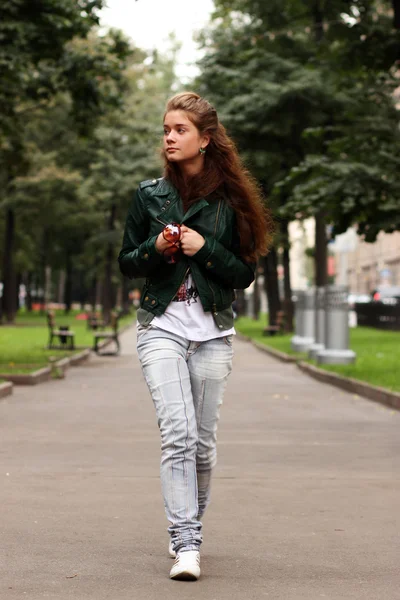 Mulher andando em jeans azul — Fotografia de Stock