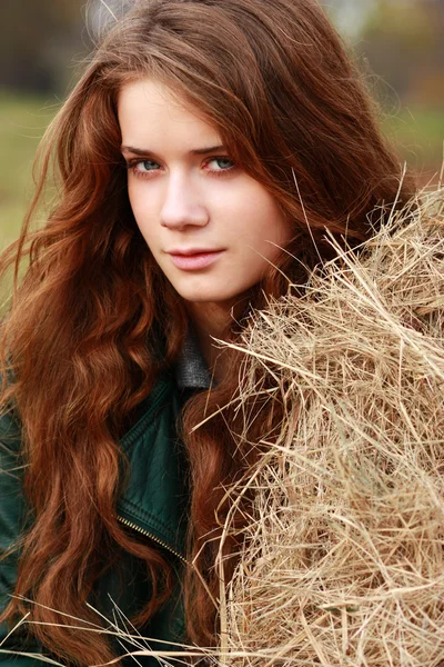 Sonbahar Park'ta güzel bir genç kadın — Stok fotoğraf