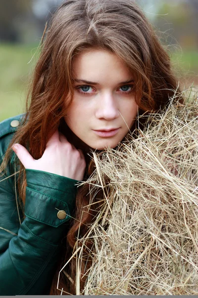Sonbahar Park'ta güzel bir genç kadın — Stok fotoğraf