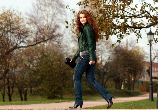 Camminare donna in jeans blu — Foto Stock