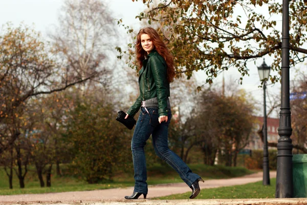 Красивая молодая женщина в осеннем парке — стоковое фото