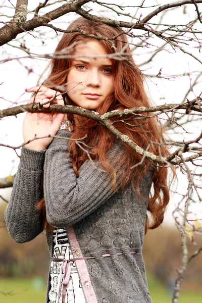 Piękna młoda kobieta w jesienny park — Zdjęcie stockowe