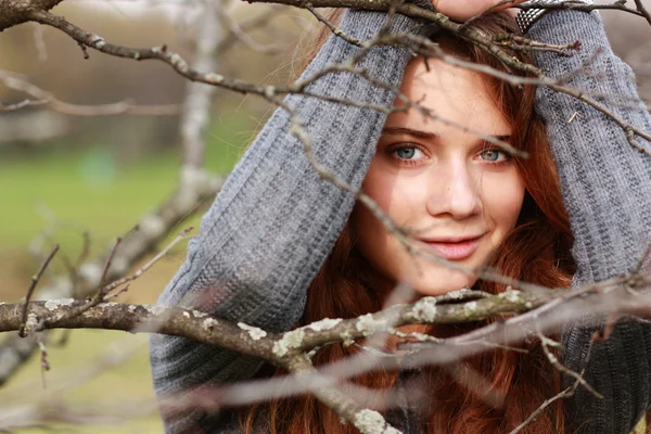 Beautiful young woman in autumnal park — Stock Photo, Image