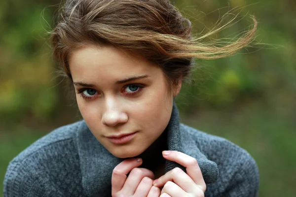Őszi park a gyönyörű fiatal nő — Stock Fotó