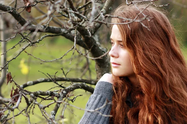 Krásná mladá žena v podzimní park — Stock fotografie