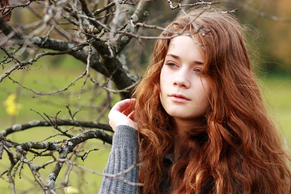 Krásná mladá žena v podzimní park — Stock fotografie