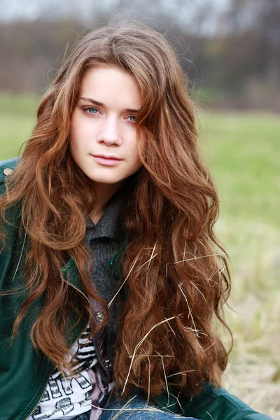 Schöne junge Frau im herbstlichen Park — Stockfoto
