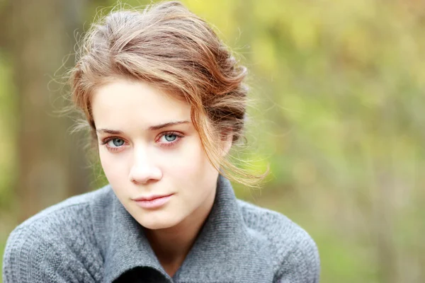 Hermosa joven en el parque otoñal — Foto de Stock