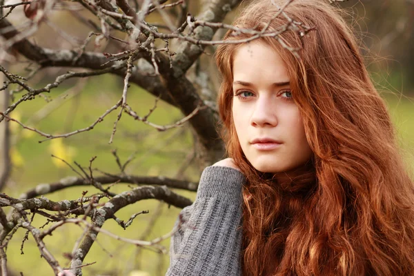 秋の公園の美しい若い女性 — ストック写真
