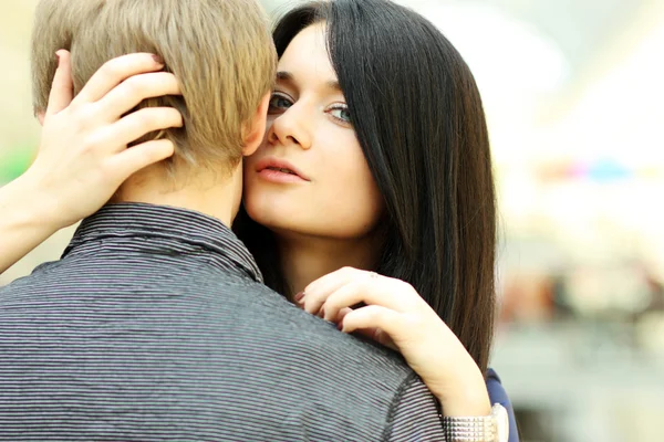 Couple embrassé, hommes et femmes — Photo