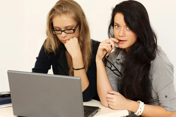 Två unga kvinnor warking i office — Stockfoto