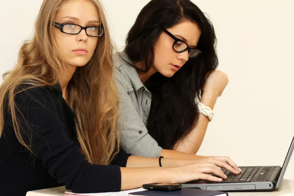 Dwie młode kobiety pracować w biurze — Zdjęcie stockowe