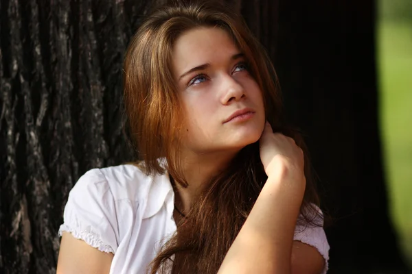 Närbild porträtt av vacker flicka — Stockfoto