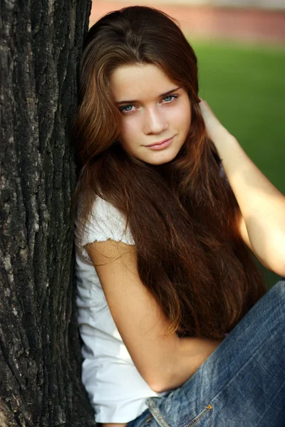 Närbild porträtt av vacker flicka — Stockfoto