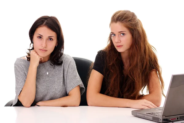 Дві молоді жінки звинувачують в офісі — стокове фото