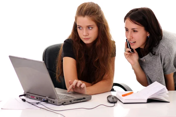 Två unga kvinnor warking i office — Stockfoto