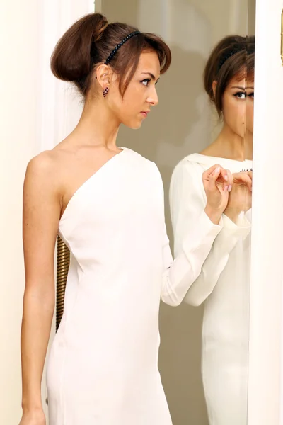 Jonge vrouw in witte jurk — Stockfoto