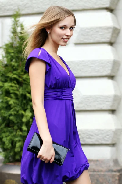 Νεαρή γυναίκα με μπλε φόρεμα — Φωτογραφία Αρχείου