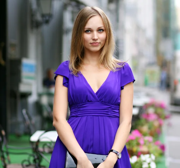 Fiatal nő kék ruhában — Stock Fotó