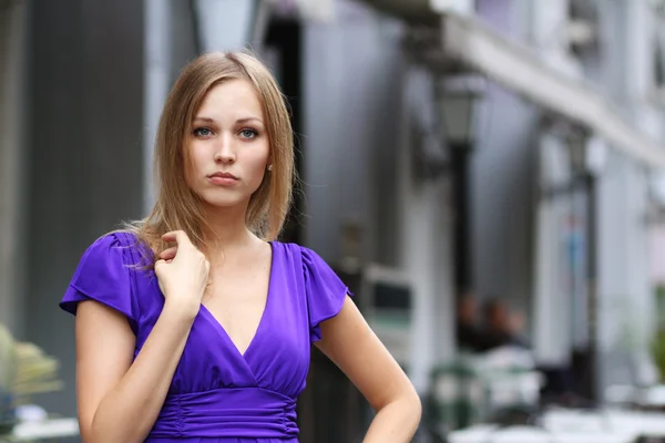 Jonge vrouw in blauwe jurk — Stockfoto