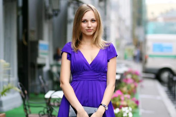 Молодая женщина в синем платье — стоковое фото