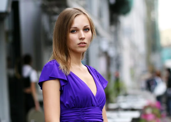 Jonge vrouw in blauwe jurk — Stockfoto