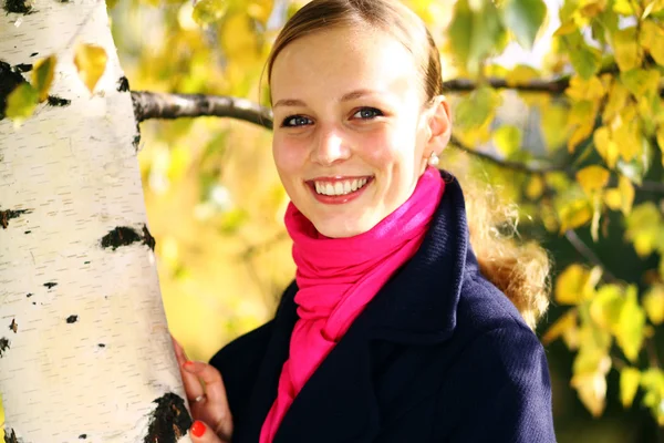 Счастливая девушка у белой березы — стоковое фото