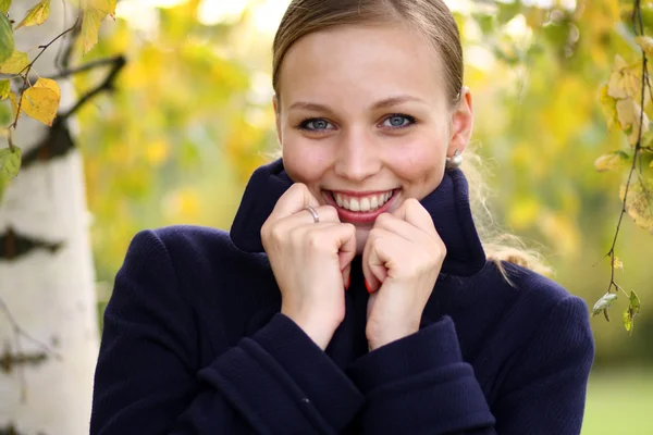 Boldog lány egy fehér nyír — Stock Fotó