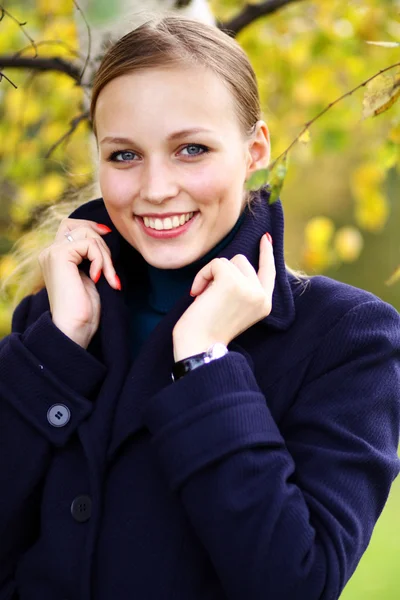 Glückliches Mädchen an einer weißen Birke — Stockfoto