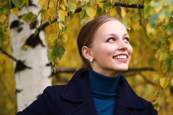 Glückliches Mädchen an einer weißen Birke — Stockfoto