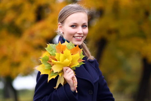 Beautiful young woman in autumn park — Stock Photo, Image