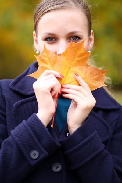 Junges schönes Mädchen im Herbst Park — Stockfoto