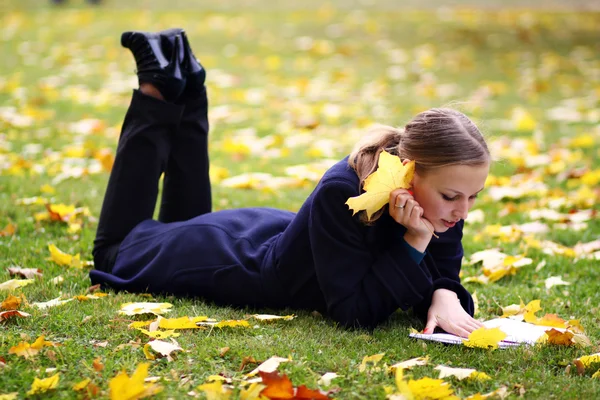 Jovem menina bonita no parque de outono — Fotografia de Stock