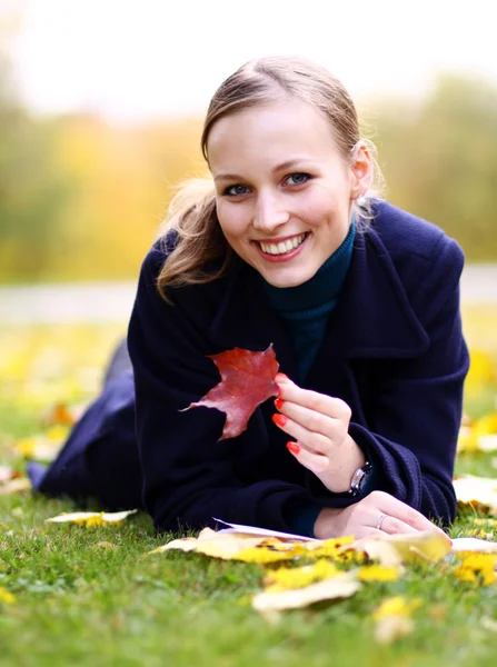 Young beautiful girl in autumn park — Stock Photo, Image