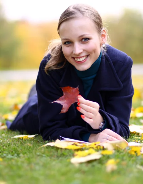Belle jeune femme dans le parc d'automne — Photo
