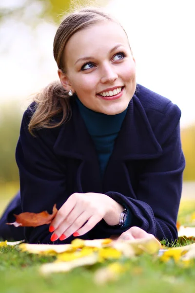 Όμορφη νεαρή γυναίκα στο πάρκο φθινόπωρο — Φωτογραφία Αρχείου